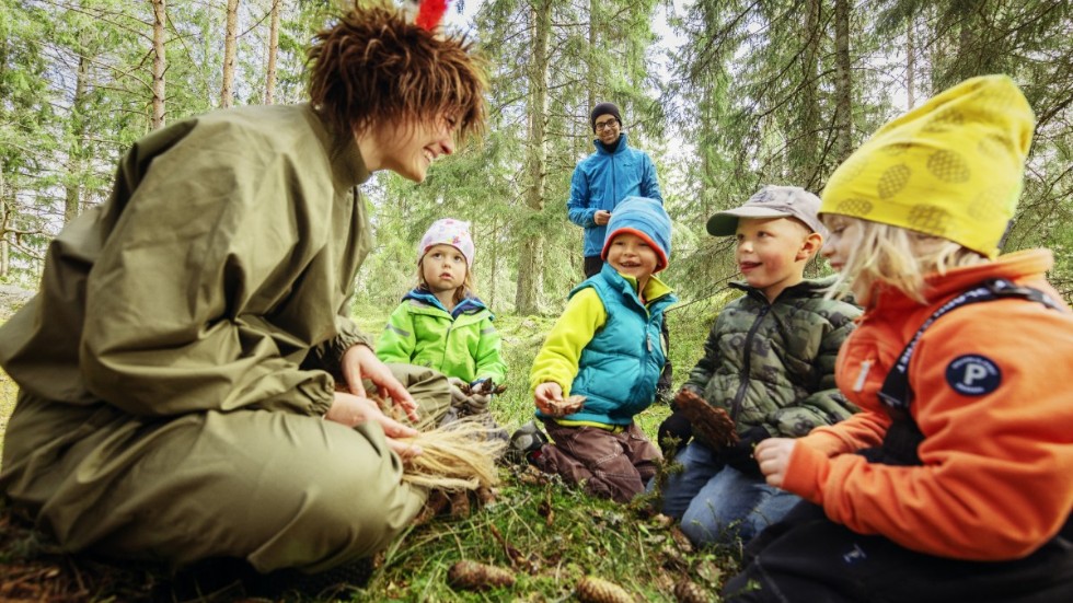 Eva Moberg minns sin Skogsmulle med glädje ch uppskattning. (Mullen och barnen på bilden har inget samband med artikelns innehåll.)
