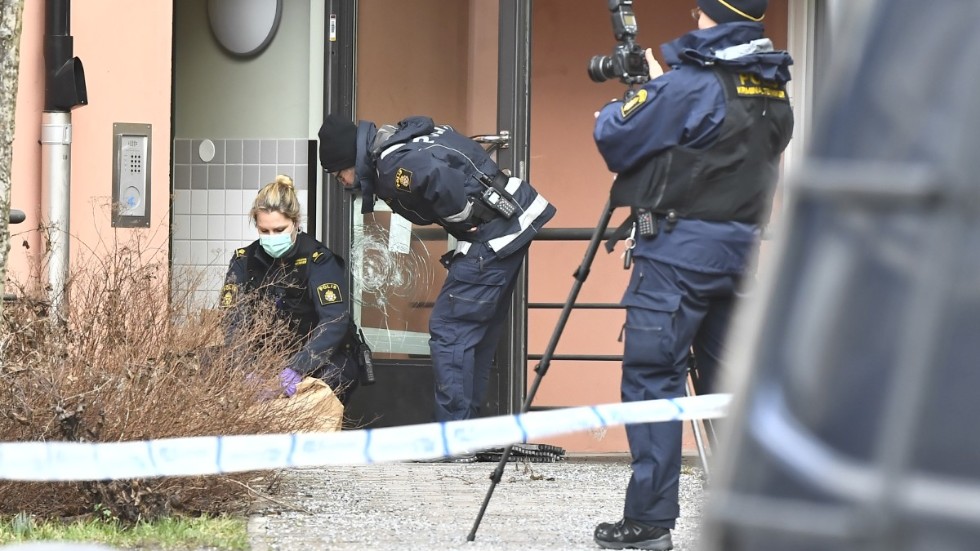 Polisens tekniker utanför bostaden i Skogås den 10 februari.