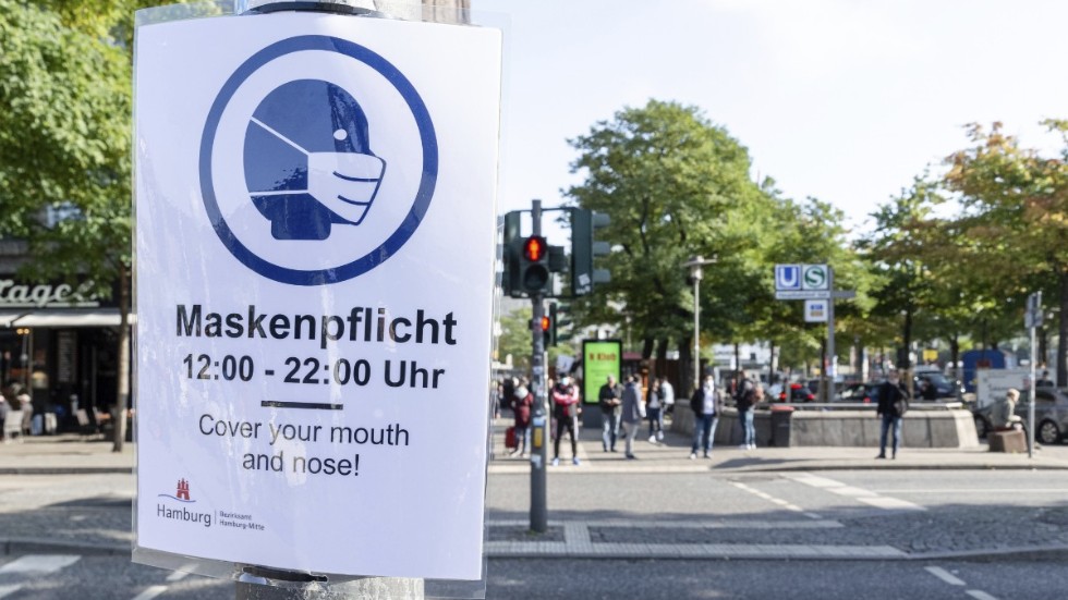 En skylt meddelar om krav på munskydd i Hamburg mellan klockan 12 och 22. Arkivfoto.
