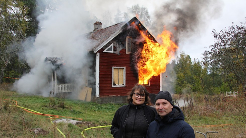 Chatarina och Robert Norekvist Bonacic från Lund köpte sommarstället i Västrahult för ganska precis ett år sedan. Men de upptäckte att det var för dåligt att reparera, så det fick bli övningsobjekt.