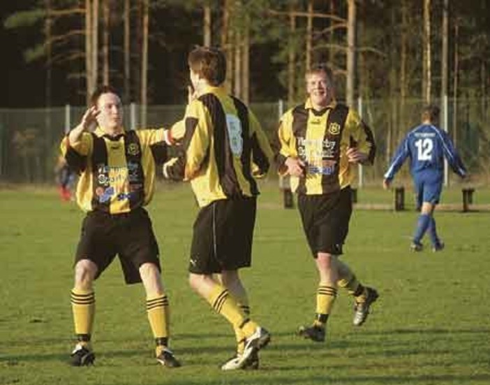 Kom i min famn. Gullringenkaptenen Tobias Lundh gratulerar målskytten Jimmie Gustavsson efter 1-0-målet och Jesper Lätt är lika lycklig han.