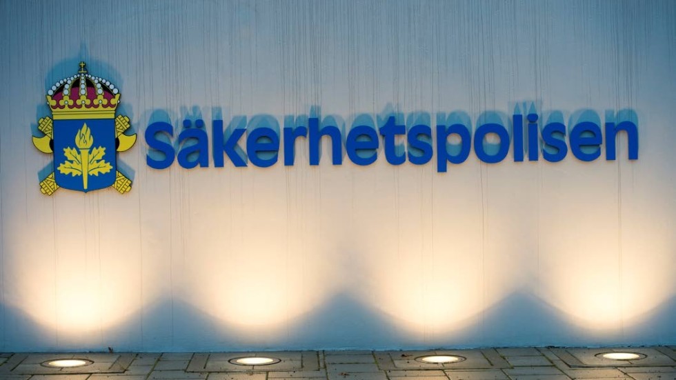 En hög chef på Säkerhetspolisen blev under natten till söndagen misshandlad och rånad i anslutning till ett parkeringshus i Östergötland. Fallet utreds nu av polisen i Örebro.