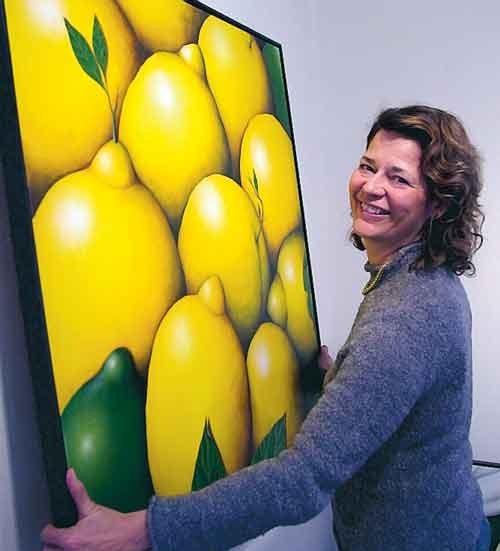 Citroner är favoritmotiv. Eva Boströms utställning på Galleri Kopparslagaren är en studie i färg och form, med både sensualitet och humor.