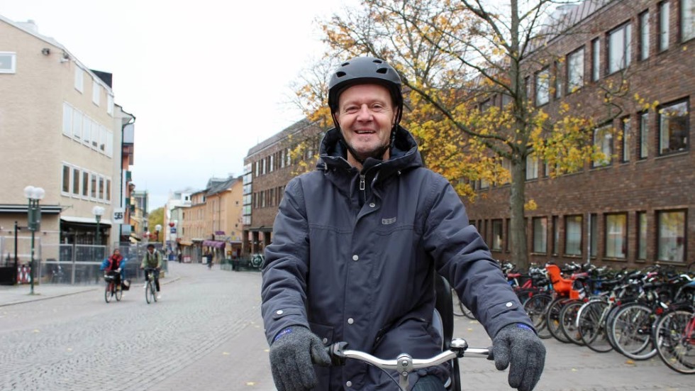 Johan Lagerman, 61. Sjukgymnast, Linköping:
"Ja, nu kom jag cyklandes på en trottoarkant så nu bröt jag ju en regel, haha. Jag kan tycka att det är fånigt att man ska behöva gå av cykeln för att ta sig över ett övergångsställe. I Köpenhamn har jag sett att det finns stoppljus för cyklar som räknar ner hur lång tid det tar innan det blir grönt. Då kan man anpassa hastigheten. Det skulle jag vilja ha här i Linköping"