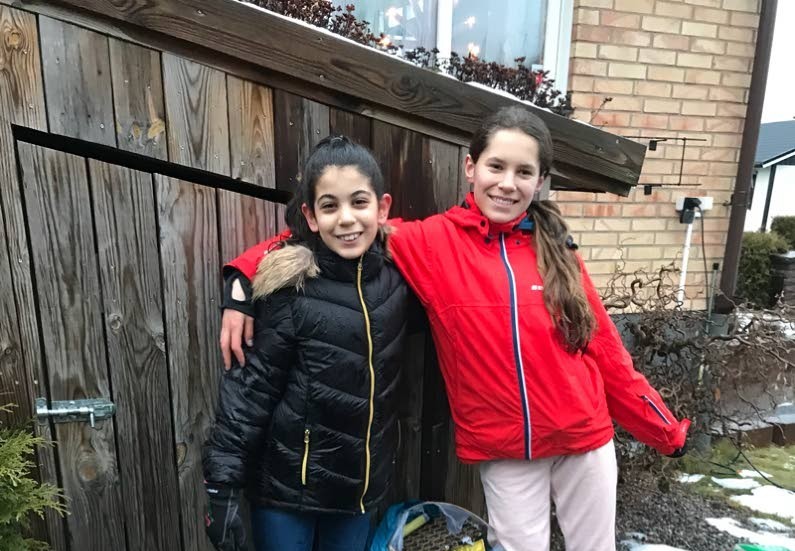 Kompisarna Ava och Ella, 12, städar upp i Fredriksberg på nyårsdagen.