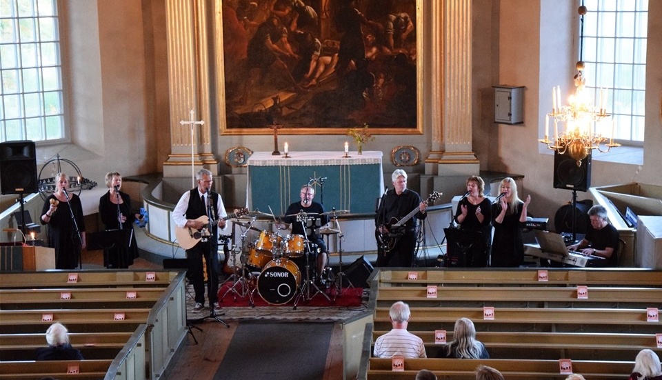 Hitmen Beatlemania tillsammans med kören Beatletts bjöd på en konsert av hög kvalitet i Hycklinge kyrka. Foto: Morgan Karlsson