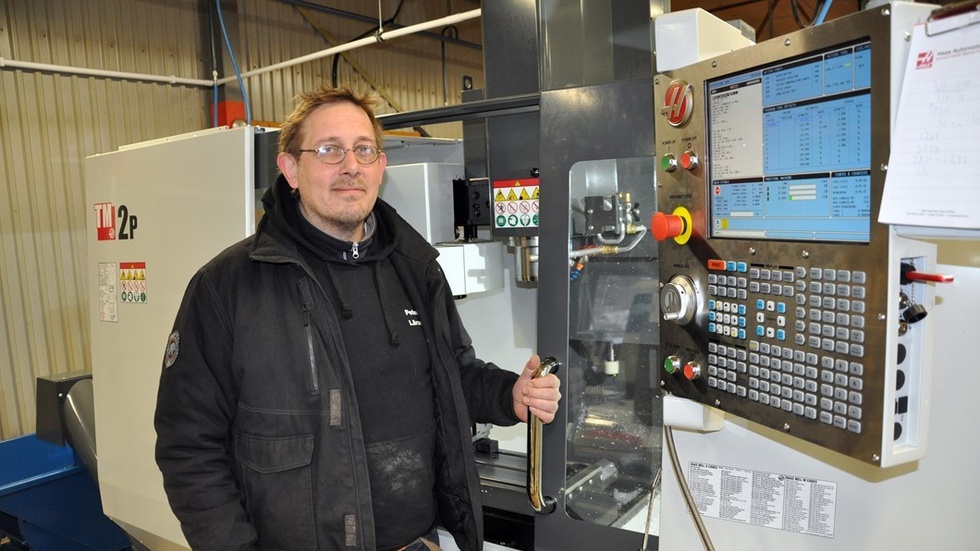 Peter Sevelin, yrkeslärare på Allhamra, visar det senaste tillskottet i maskinparken, en mycket avancerad NC-styrd fräsmaskin som installerades så sent som i maj 2016. Foto: Alf Wesik