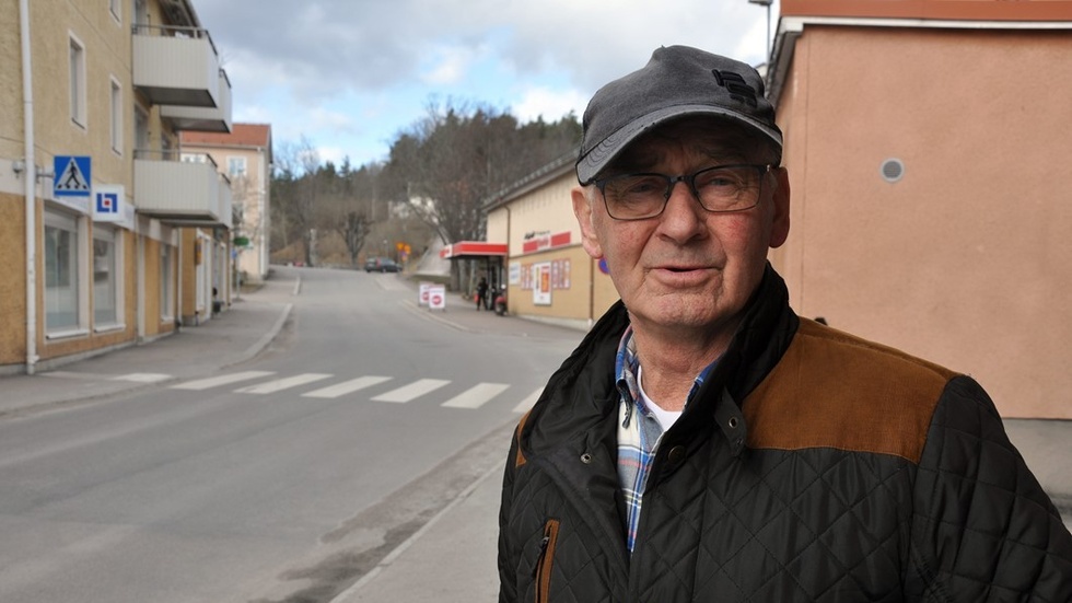 Bertil Andersson i Ulrika, liksom Byalaget och Företagarföreningen, undrar vad som hänt med den utlovade brandstationen. Foto: Alf Wesik