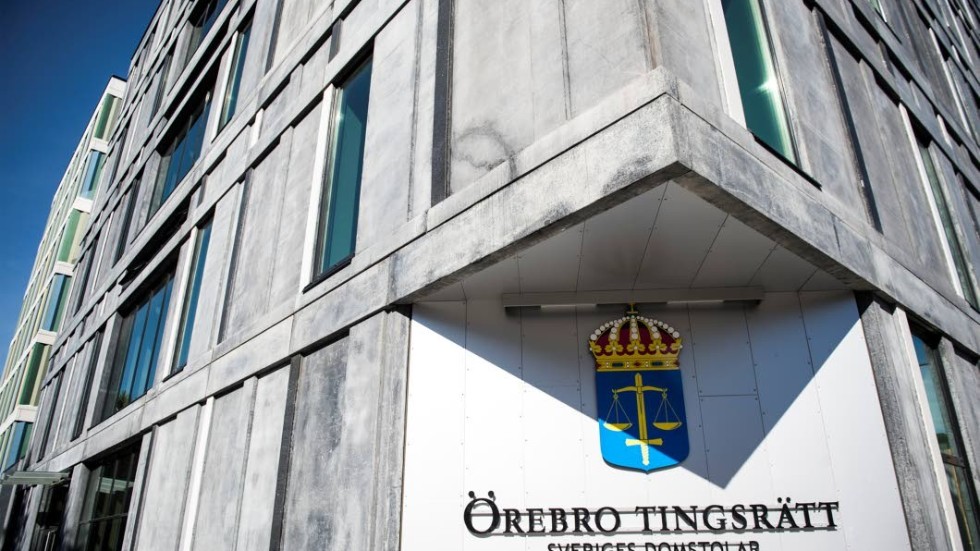 Örebro Tingsrätt beslutar att omvandla 43-åringens livstidsdom till fängelse i 27 år. Tidigast om två år kan han friges villkorligt.
