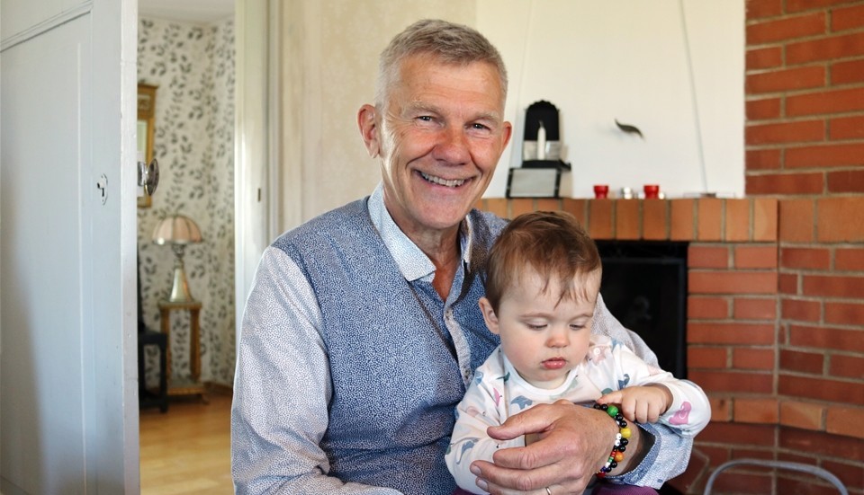Anders Lind, ordförande för Vänsterpartiet i Kinda, med barnbarnet Täppas vid valupptakten i lördags. Foto: Erica Månsson