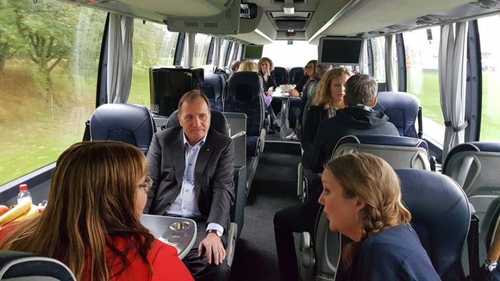 Mjölbys kommunalråd Cecilia Burenby och Andrea Winther, politiskt sakkunnig, i samspråk med Löfven i kampanjbussen.