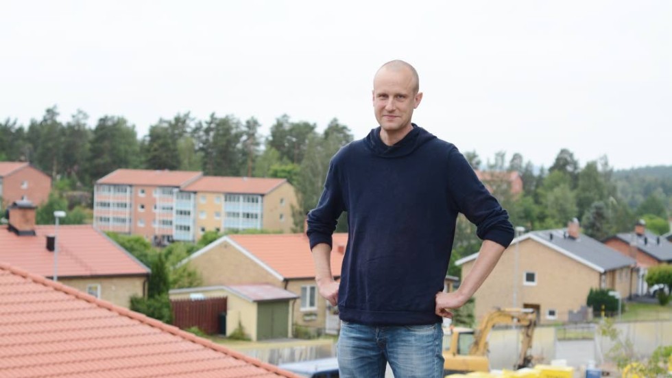 Vänsterpartiets Erik Andersson vill se ett krafttag vad gäller bostadsfrågan i Kinda, och är också orolig för kommunens storskaliga projekt. Foto: Dennis Petersson