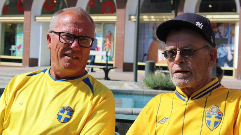 Två trogna supporters. Håkan och Thomas Hermansson minns inte vilket år som deras tröjor är ifrån men bär dem varje matchdag.