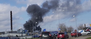 Giftig rök sprids från industribrand i länet