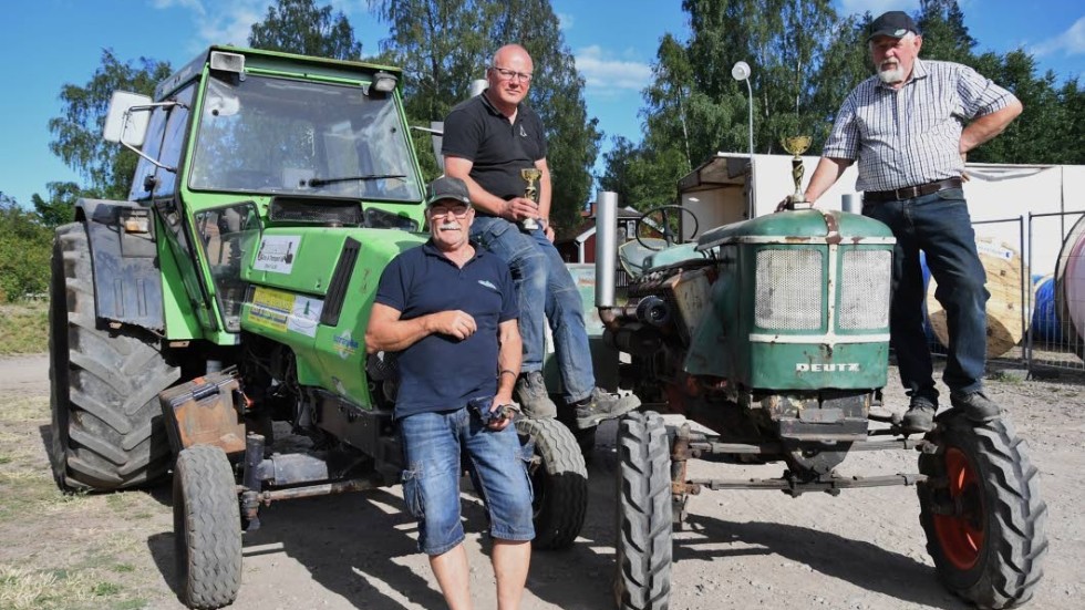 Hela teamet samlat, Ulf Henningsson, Mario Tesanovic samt Alf Eriksson tillsammans med  traktorn som blev utsedd till bästa hemmabygge.