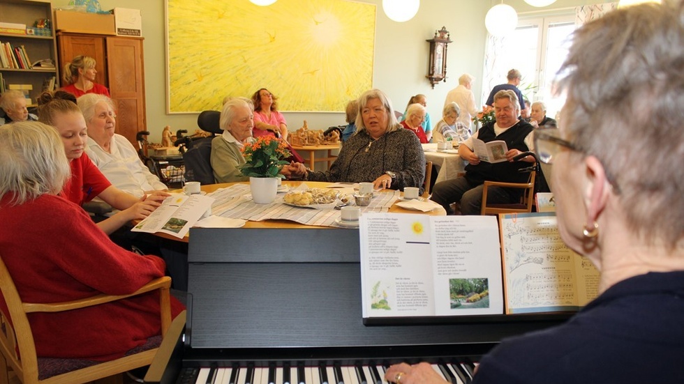 Ulla Alvarsson fick den äran att premiärspela på pianot som Målilla-Mörlunda Lions Club skänkt till Hemgården. Foto: Charlotte Madestam