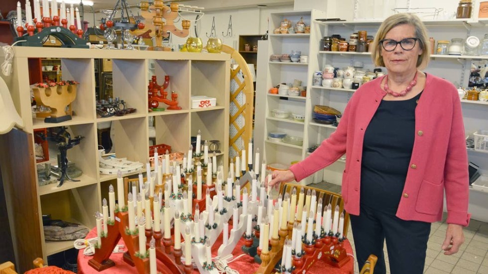 Ilse Thrams har börjat förbereda för julmarknaden på Bistånd Östeuropa lördagen den 24 november. Hon ansvarar för att organisera det hela och det kommer bli fullt med julsaker i butiken.