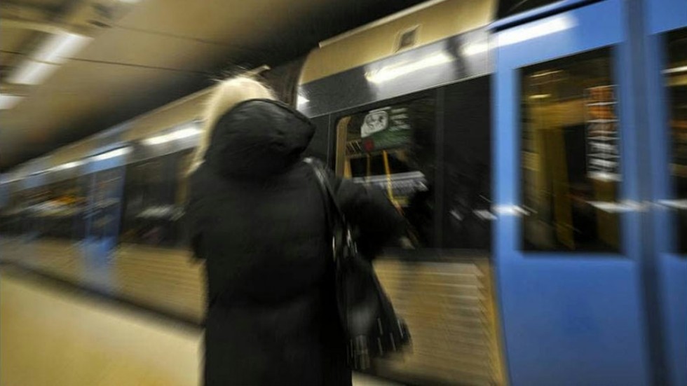 En kvinna fördes till sjukhus på torsdagskvällen efter att tumult uppstått i samband med en biljettkontroll i Stockholms tunnelbana.
