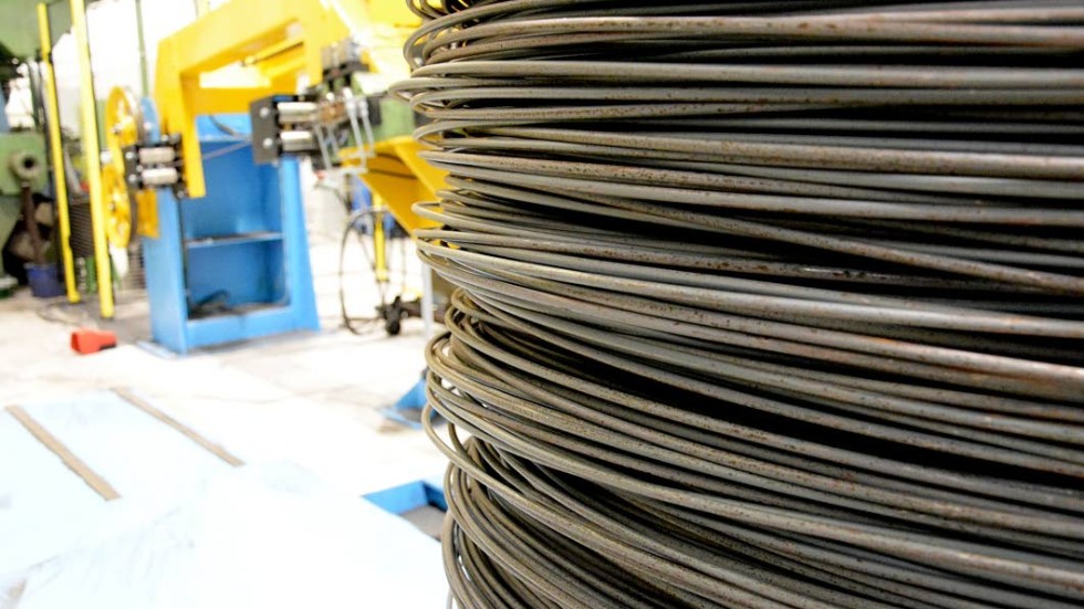 Tråd av stål i olika tjocklekar, kallad valstråd, kommer på stora rullar och ska in i maskinen för att dras ut till rätt storlek.