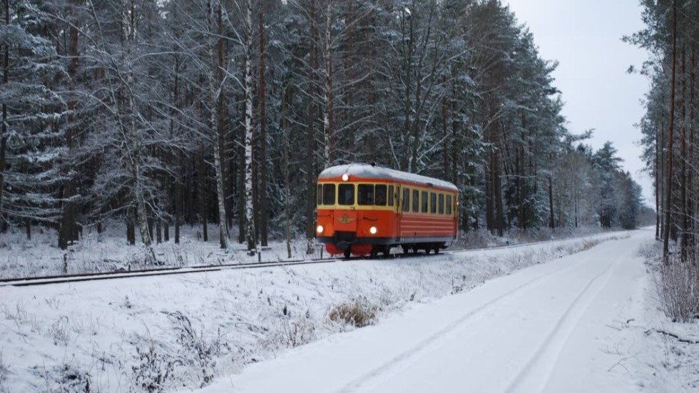 Rälsbuss på smalspårjärnvägen mellan Västervik och Hultsfred.
