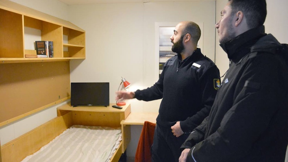 Hiren Thakrar, kriminalvårdare i Västervik, visar hur ett bostadsrum på en anstalt kan se ut för Mohamed Saied, som är på jobbmässan för att söka jobb och är nyfiken på kriminalvården.