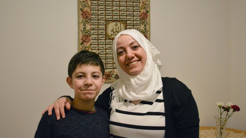Rana Murad tillsammans med sin äldste son Hamzah. Att han skulle få gå i en bra skola var största anledningen till att de valde Sverige när de flydde från krigets Syrien.