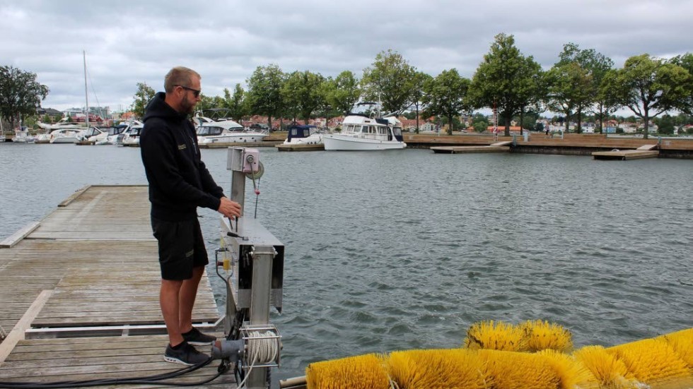 Andreas Nilsson demonstrerar hur båtbottentvätten fungerar.
