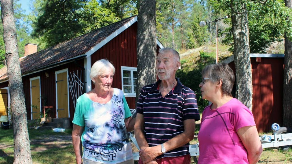 Makarna Kristina och Johnny Jonsson samtalar med Ing-Marie Svensson om årets mest omtalade gäst i Ukna den här sommaren, en härfågel.