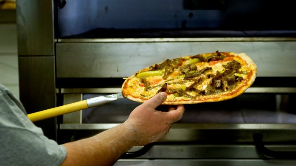 Att hantera kött kräver kunskap. Kommunen testade pizzeriornas rutiner.