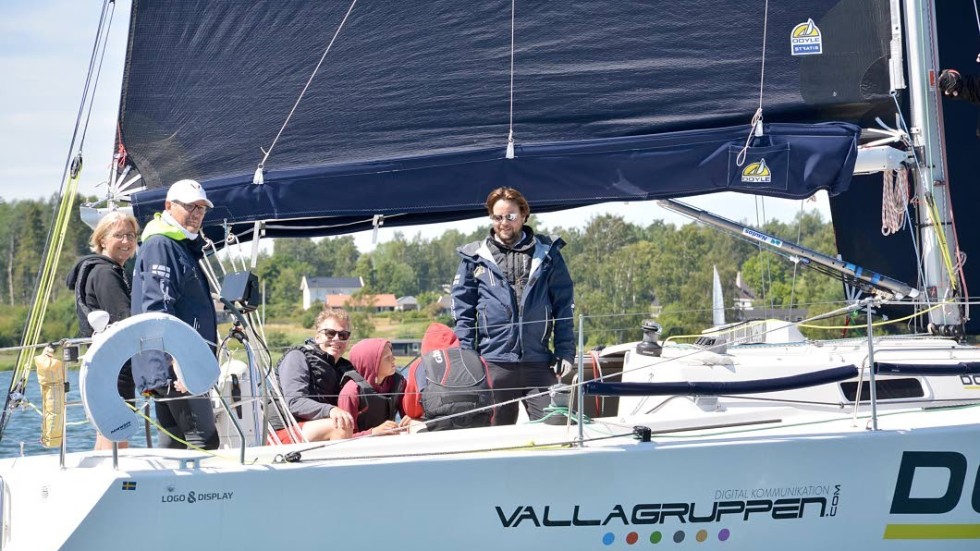 För familjen Broman var det första gången i en segelbåt när de klev på Mikael Anderssons J/105. Här låter Mikael mamma Anna styra, medan mannen Fredrik och sönerna Fredrik och Petter njuter av båtturen.