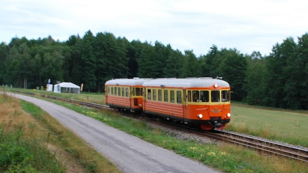 Idag trafikerar Tjustbygdens Järnvägsförening den byggnadsminnesförklarade smalspårsbanan mellan Västervik och Hultsfred. Största delen av trafiken sker med klassiska gul-orange rälsbussar från mitten av 1950-talet.