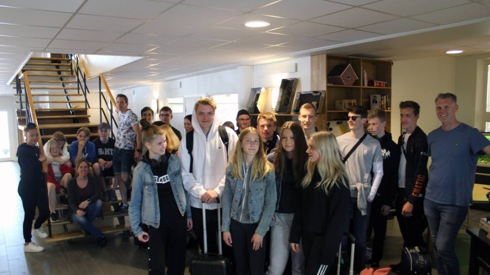 Eleverna har samlats innan avfärd för att bland annat väga sitt bagage. Skolans ägare, Joachim Björkman, står längst till höger i bild.