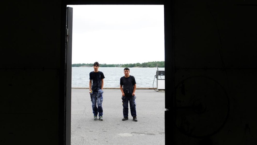 Windy har svårt att rekrytera båtbyggare och i år har de för första gången anställt tre personer som precis tagit studenten från gymnasiets finsnickeriutbildning. Hossein Rezayi och Alem Kazimy är två av dem.