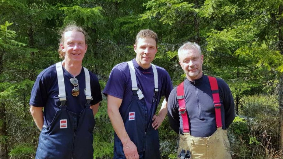 Mattias Idelid från Rumskulla, Dan Johansson från Tuna och Roger Karlsson från Vimmerby har varit på plats i Gnosjö och hjälpt till att släcka den omfattande skogsbranden.