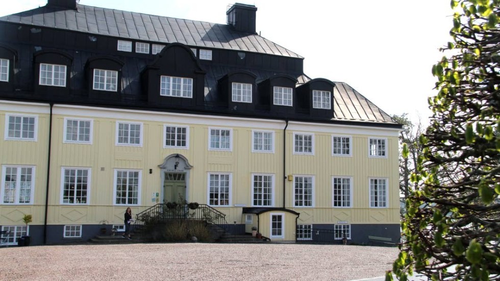 Den karaktäristiska byggnaden har en lång historia och har bland annat fungerat som ett av Sveriges första universitet för kvinnor.