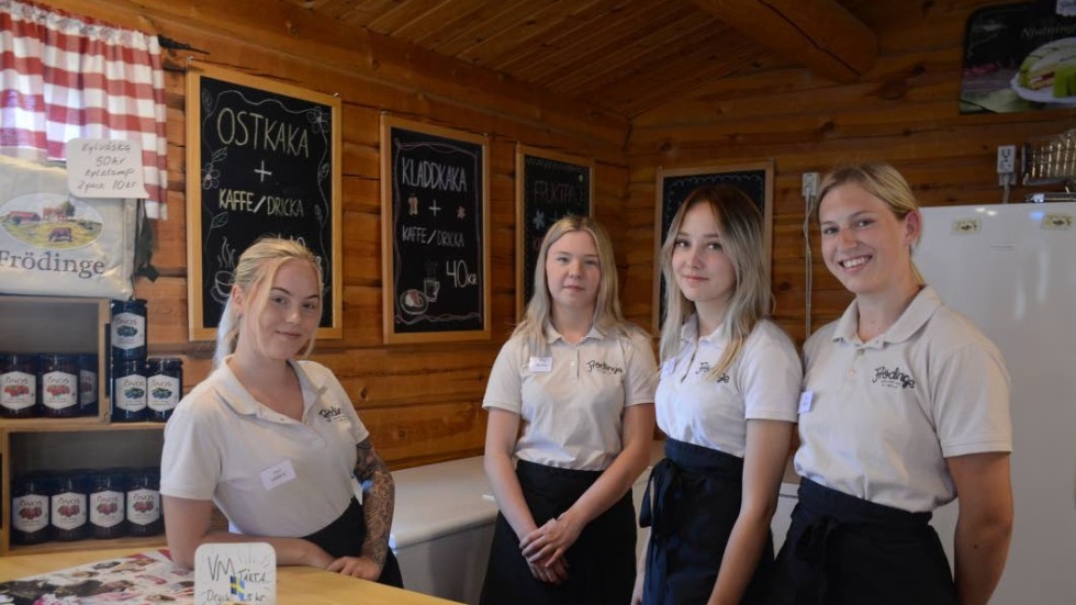 Linn Karlsson, Selma Bergman, Frida Thuresson och Linn Uhre jobbar alla sin första sommar på Ostkakeboden.