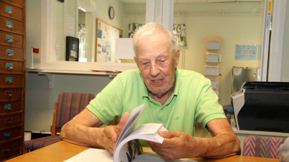 "Att slå sig ner och sammanfatta sitt liv är en tillfredsställelse", konstaterar 90-åringen från Väsby Säteri.