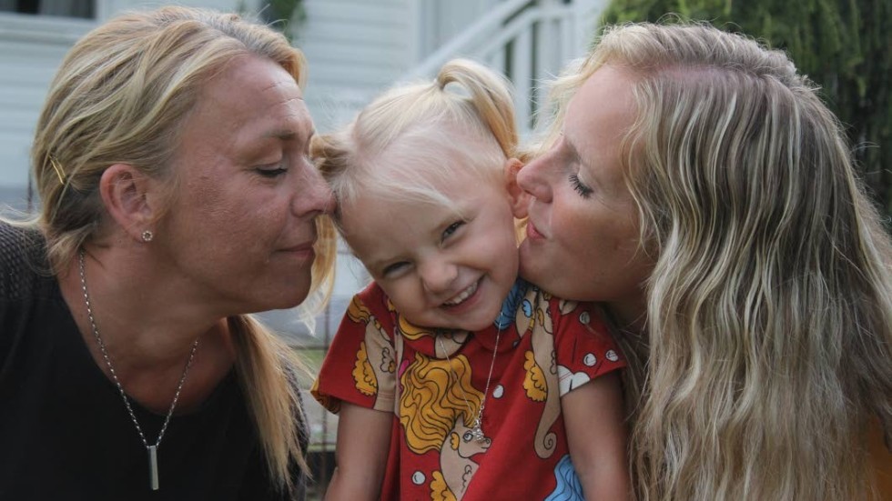 "Puss på dig". Lotta Eckerstig och Amanda Ströberg är tacksamma för möjligheten att få skaffa barn. Och det var ett enkelt val att låta Amanda få bära det.