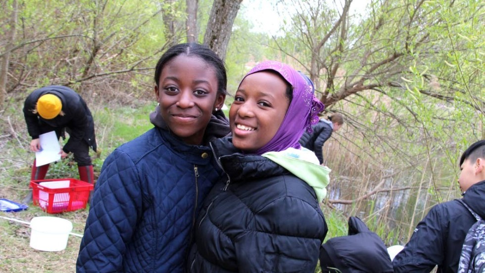 "Vi lär oss att vi måste ta hand om naturen", säger eleverna Mariame Traore och Sowda Osman.