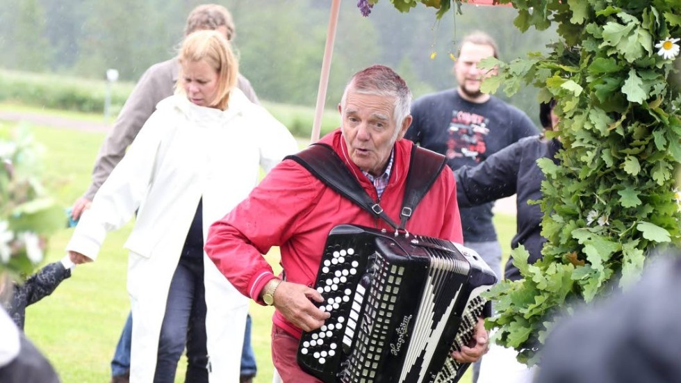 I närmare 30 år har Alve Gustafsson genomfört sin så kallade "Kindarunda" under midsommar. Här spelar han dragspel i Horn.