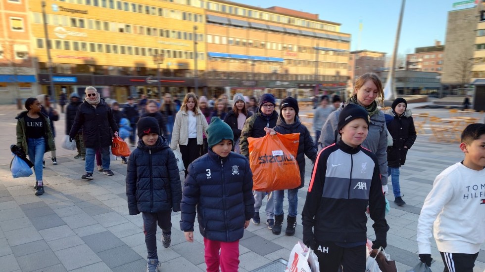 Fjärdeklassare tågade över torget med saker som de samlat in till flyktingarna från Ukraina. "Vissa tänker att det är något som händer långt borta medan vissa känner att det är väldigt nära.", säger läraren Linda Ramström.