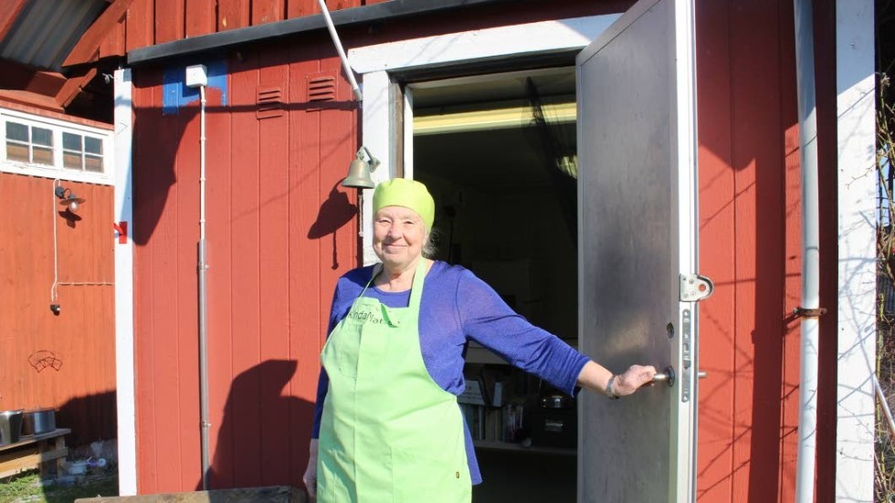 Kerstin Naidu Sjöswärd öppnar dörren till sin glasstillverkning