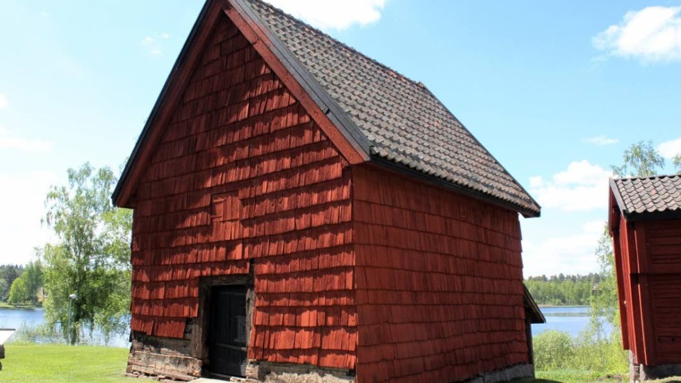 Tiondeboden som kanske är landets äldsta profana träbyggnad..