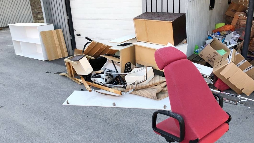 Ett helt bohag med både möbler och annat dumpades i och utanför ett soprum. Det blev droppen... Nu polisanmäls all nedskräpning.