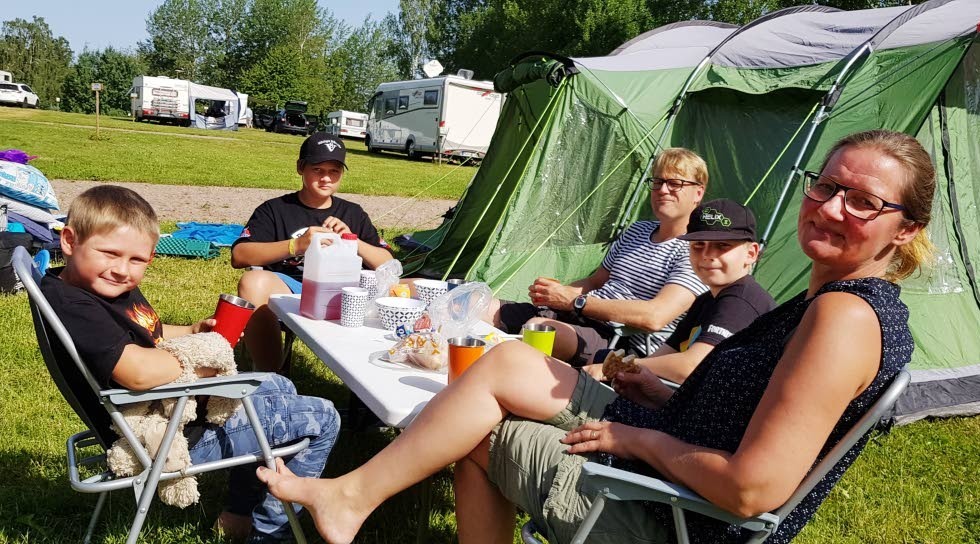 Familjen Sûdow har tillbringat fem dagar i Vimmerby och har fått mersmak. Mamma Karolina, pappa Marcus och sönerna Isak, 7, Melvin, 13 och Joel, 11 har haft kul både i ALV och på traktorpulling i Målilla.