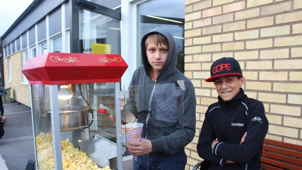 William Lundberg och Abdalwadood Ezzalden sålde popcorn för fulla muggar