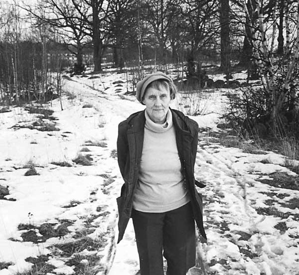 Astrid Lindgren på sin barndoms domäner. Den här vägen ledde från Näs ner förbi vinterns skridskobana och vårens härliga plaskkärr, ner mot mossarna och så småningom den spännande Stångån.