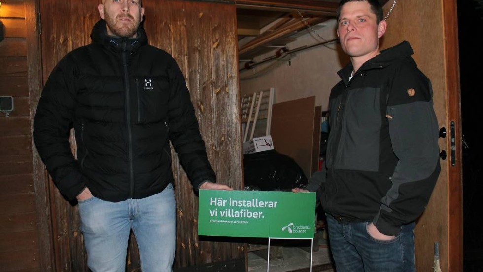 Blir utan bredband. Tobias Lindkvist och Daniel Karlsson bor båda i Borensberg och tackade ja till Bredbandsbolagets erbjudande om fiber. Nu blir de, skylten till trots, utan uppkoppling.