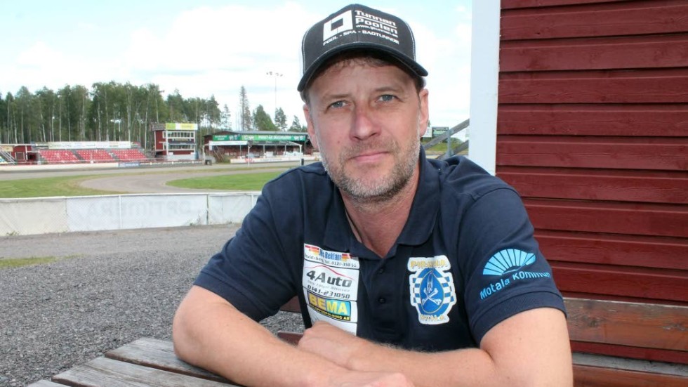 Stefan Andersson Skill har ett sabbatsår från speedwayen. Piraternas förre lagledare hävdar fortfarande att klubben är skyldig honom pengar.