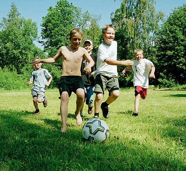 Martin, Adam, Joel, Anders och Robin spelade fotboll så det stod härliga till på första kollodagen.